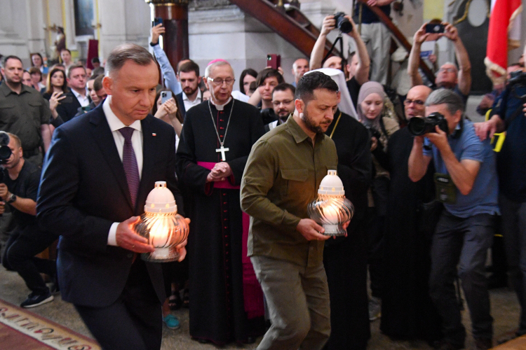 Prezydenci, Polski Andrzej Duda i Ukrainy Wołodymyr Zełenski w katedrze śś. Apostołów Piotra i Pawła w Łucku 9 lipca 2023 r. Fot. PAP/R. Pietruszka