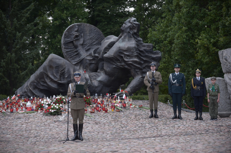 Uroczystości przed pomnikiem Polegli – Niepokonani na Cmentarzu Powstańców Warszawy na Woli, 2023 r. PAP/Marcin Obara