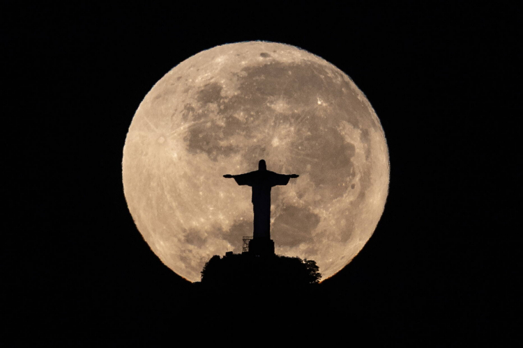 Wschód Księżyca nad Rio de Janeiro w maju 2024 r. Fot. PAP/EPA/A. Lacerda