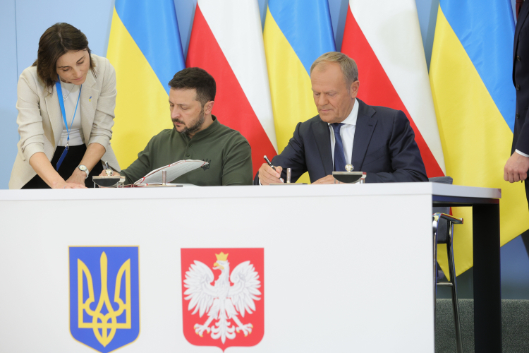 Premier Donald Tusk i prezydent Ukrainy Wołodymyr Zełenski podczas podpisania umowy o bezpieczeństwie między Polską a Ukrainą. Fot. PAP/R. Guz