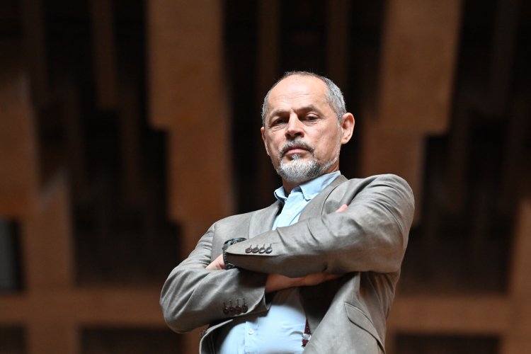 Dyrektor Muzeum II Wojny Światowej w Gdańsku prof. Rafał Wnuk podczas oprowadzania po wystawie stałej 8 lipca 2024 r. Fot. PAP/A. Jackowski