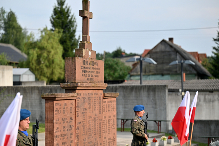 Obchody Dnia Walki i Męczeństwa Wsi Polskiej oraz 81. Rocznicy Pacyfikacji Wsi Michniów na terenie Mauzoleum Martyrologii Wsi Polskich w Michniowie. Fot. PAP/P. Polak