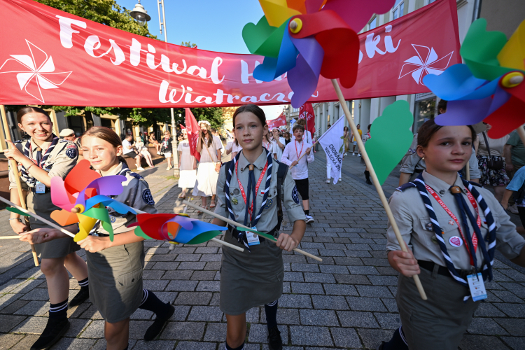 Korowód „Zakręceni na Kielce” w ramach 51. Międzynarodowego Harcerskiego Festiwalu Kultury Młodzieży Szkolnej w Kielcach. Fot. PAP/P. Polak 