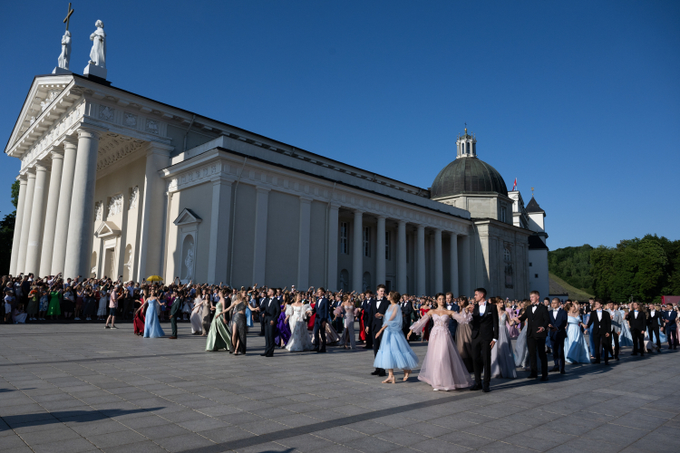 Maturzyści z działających w Wilnie polskich szkół tańczą poloneza na miejskim Placu Katedralnym. PAP/Valdemar Doveiko