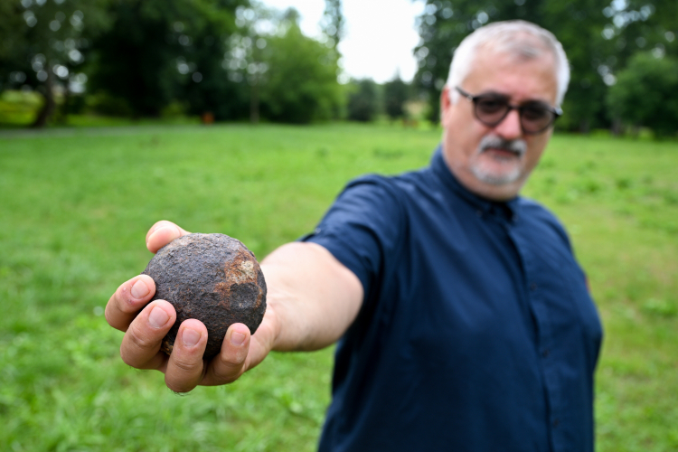 Archeolog z Wojewódzkiego Urzędu Ochrony Zabytków w Lublinie Grzegorz Mączka w miejscowości Dubienka. Fot. PAP/W. Jargiło