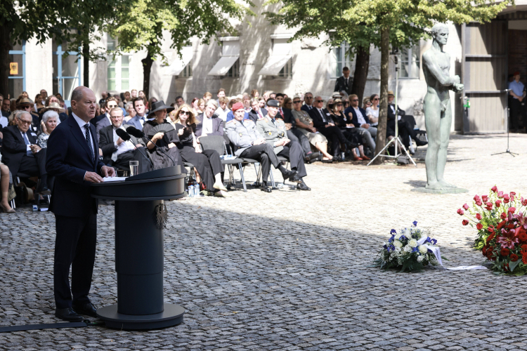 Kanclerz RFN Olaf Scholz podczas berlińskich obchodów w 80 rocznicę zamachu Stauffenberga. Fot. PAP/EPA/C. Bilan