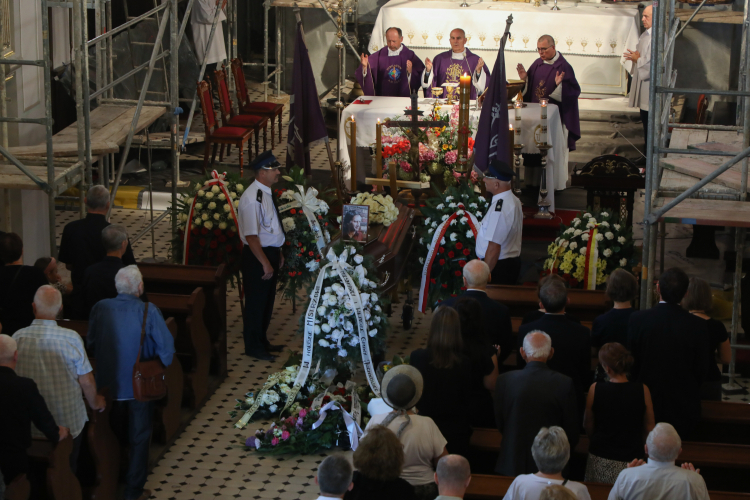 Pogrzeb prozaika, dramatopisarza i scenarzysty Edwarda Redlińskiego w Juchnowcu Kościelnym. Fot. PAP/A. Reszko