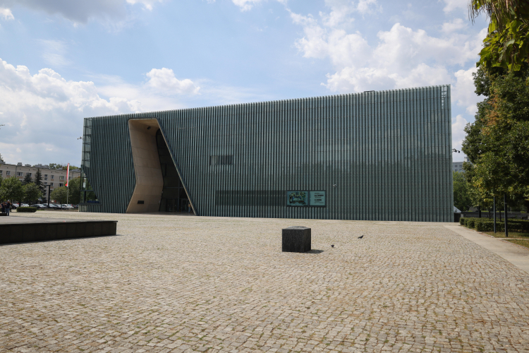 Gmach Muzeum Historii Żydów Polskich POLIN od strony ul. Zamenhofa na warszawskim Muranowie. PAP/Albert Zawada