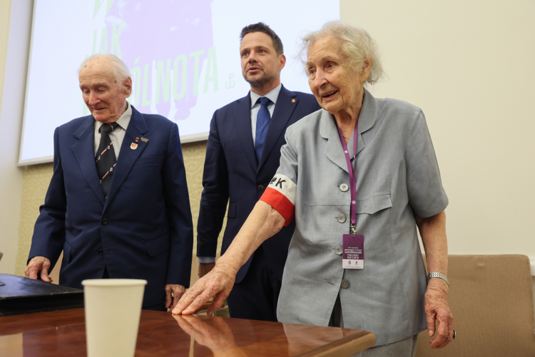 Prezydent Warszawy Rafał Trzaskowski, prezes Zarządu Głównego Światowego Związku Żołnierzy Armii Krajowej Janusz Komorowski i Halina Strzelecka. Fot. PAP/L. Szymański