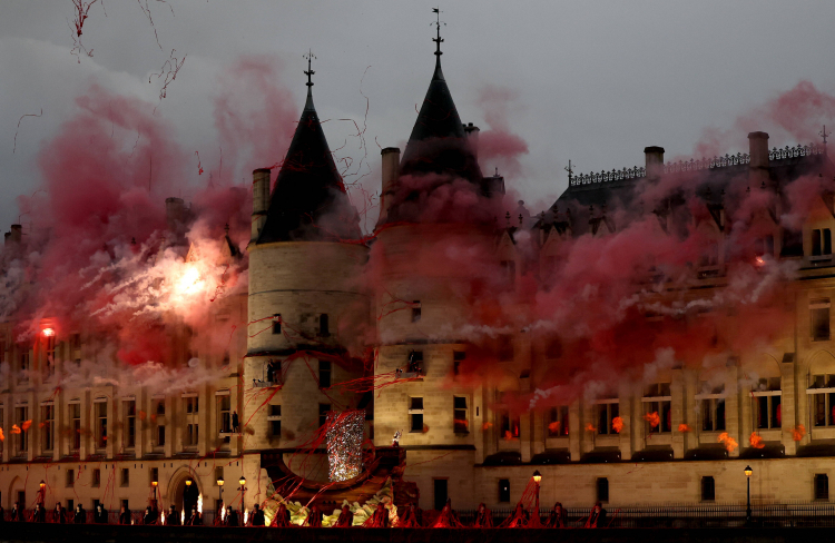 Fragment ceremonii otwarcia poświęcony rewolucji francuskiej. PAP/EPA/M. Badrda