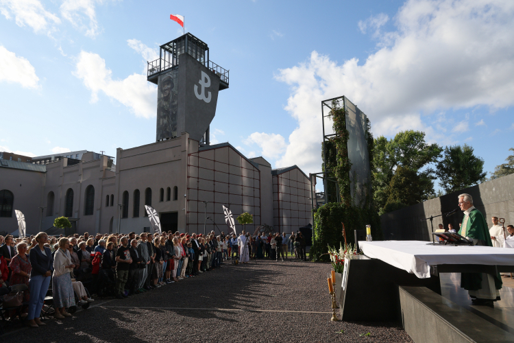 Ordynariusz polowy Wojska Polskiego bp Wiesław Lechowicz przewodniczący polowej mszy świętej sprawowanej w ramach spotkania „«W» jak wiara” w Parku Wolności na terenie Muzeum Powstania Warszawskiego. Fot. PAP/P. Supernak