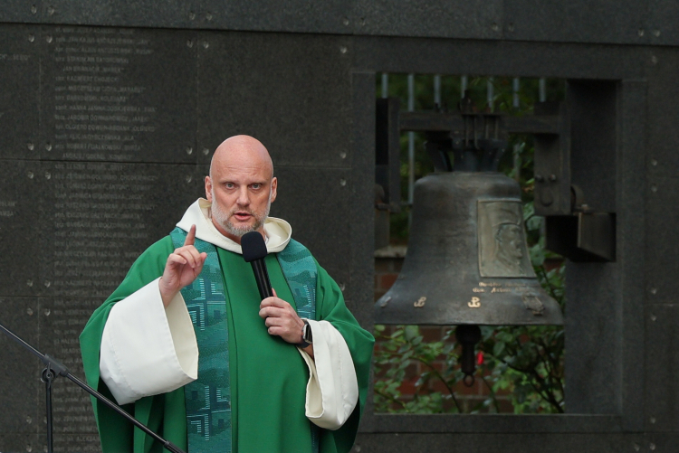 O. Adam Szustak podczas polowej mszy świętej sprawowanej w ramach spotkania pod hasłem „«W» jak wiara” w Parku Wolności na terenie Muzeum Powstania Warszawskiego w organizowanym w związku z 80. rocznicą śmierci kapelana Powstania bł. Michała Czartoryskiego i 25. rocznicą jego beatyfikacji nabożeństwie wzięli udział Powstańcy, harcerze i mieszkańcy stolicy. Fot. PAP/P. Supernak