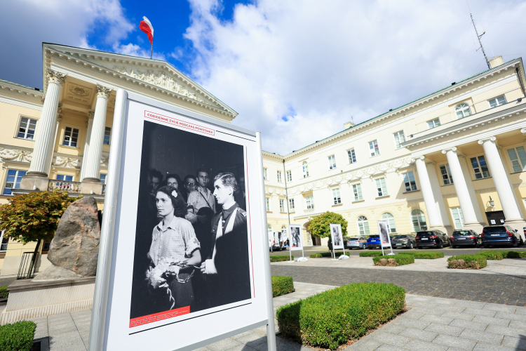 63 dni wolności - wystawa poświęcona życiu codziennego podczas Powstania Warszawskiego, otwarta przed Mazowieckim Urzędem Wojewódzkim, fot. PAP, Sz. Pulcyn