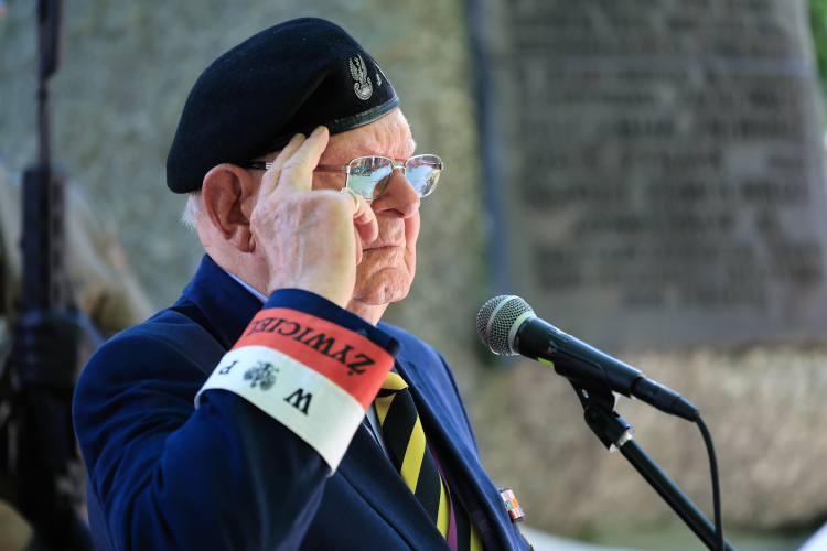 Bogusław Kamola „Hipek” przy kamieniu „Żołnierzom Żywiciela”. Fot. PAP/S. Pulcyn