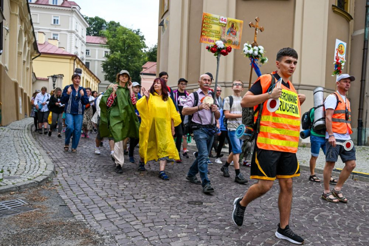Uczestnicy 44. Przemyskiej Archidiecezjalnej Pieszej Pielgrzymki na Jasną Górę. Przemyśl, 04.07.2024. Fot. PAP/D. Delmanowicz