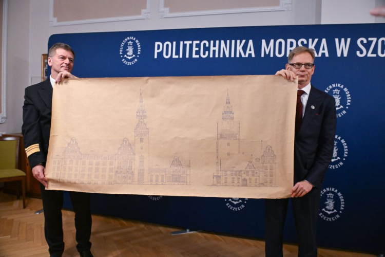 Prorektor ds. nauki PM Artur Bejger (L) i dyrektor Archiwum Państwowego w Szczecinie Krzysztof Kowalczyk (P) podczas uroczystości przekazania planów architektonicznych budynku przy Wałach Chrobrego w Szczecinie. Fot. PAP/M. Bielecki