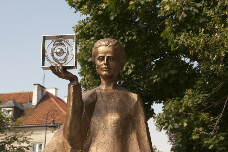 Pomnik Marii Skłodowskiej-Curie na warszawskim Nowym Mieście. Uczona trzyma w ręce model polonu. Fot. Wikipedia.
