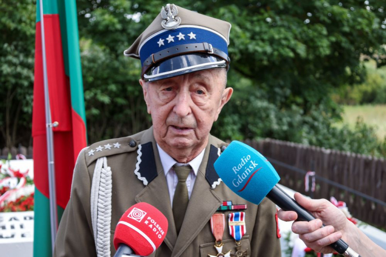 Kombatant AK kapitan Stanisław Poźniak o pseudonimie „Furman” z 3. Wileńskiej Brygady „Szczerbca” podczas uroczystości przy kwaterze poległych żołnierzy Armii Krajowej przy kościele w Skorbucianach. 06.07.2024. Fot. PAP/A. Zawada