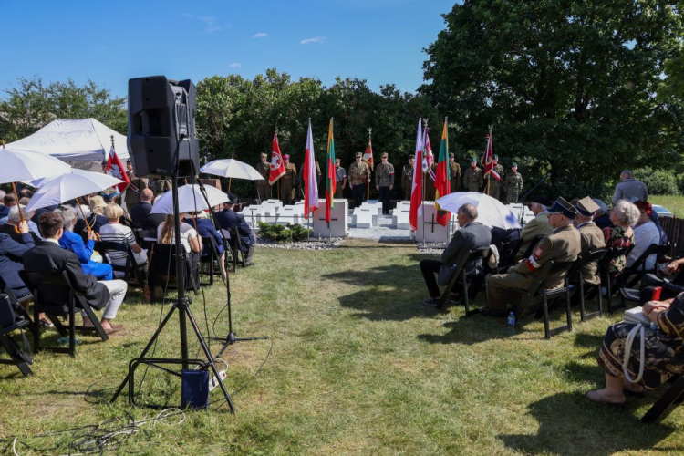 Uroczystości przy kwaterze poległych żołnierzy Armii Krajowej przy kościele w Skorbucianach. 06.07.2024. Fot. PAP/A. Zawada