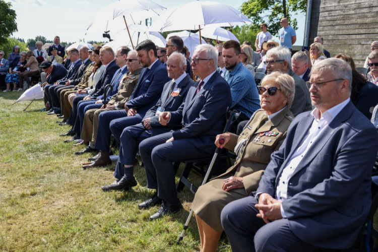 Płk Stanisława Kociełowicz ps. Iskierka (2P) podczas polowej mszy świętej przy kościele w Skorbucianach w intencji żołnierzy Armii Krajowej z okręgów wileńskiego i nowogródzkiego poległych w walce o Wilno. 06.07.2024. Fot. PAP/A. Zawada