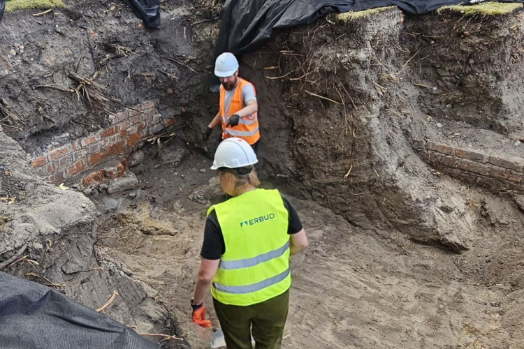 Prace przy budowie ciepłociągu w centrum Torunia. Archeolodzy dokonali kolejnych odkryć na budowie Europejskiego Centrum Filmowego Camerimage. 10.07.2024. Fot. PAP/T. Więcławski