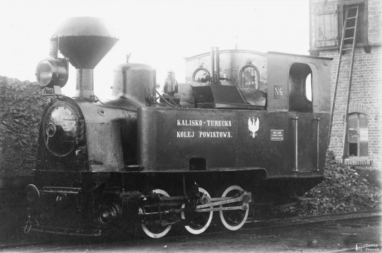 Parowóz Kalisko-tureckiej kolei powiatowej w parowozowni Zbiersk, okres międzywojenny. Fot. Wikipedia.
