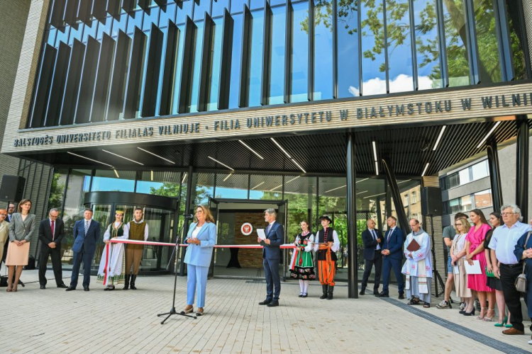 Marszałek Senatu RP Małgorzata Kidawa-Błońska (C) i rektor Uniwersytetu w Białymstoku prof. dr hab. Robert W. Ciborowski (2L) podczas otwarcia nowego budynku Filii UwB w Wilnie. Fot. PAP/V. Doveiko