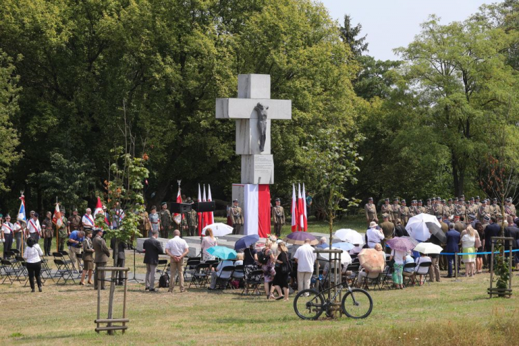 Uroczystość w Warszawie przy Pomniku Ofiar Ludobójstwa dokonanego przez nacjonalistów ukraińskich na obywatelach II Rzeczypospolitej Polskiej na terenie województw południowo-wschodnich w latach 1942–1947 w 81. rocznicę zbrodni wołyńskiej. Fot. PAP/R. Guz