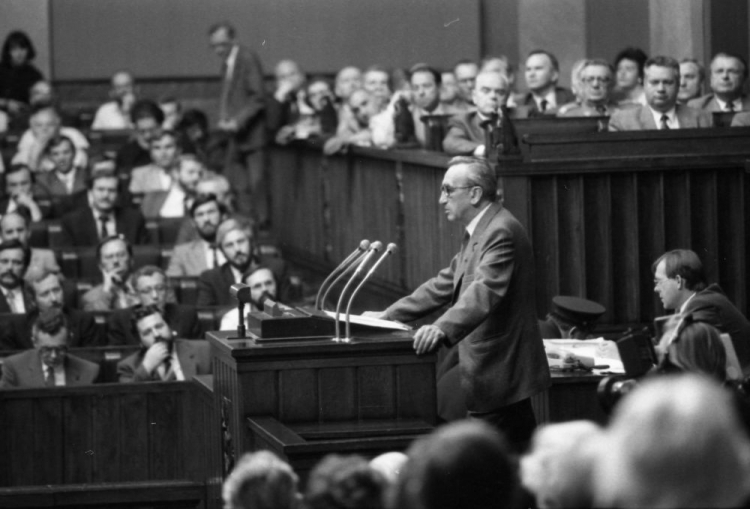 Obrady Sejmu RP - powołanie Tadeusza Mazowieckiego (C) na prezesa Rady Ministrów. Warszawa, 24.08.1989. Fot. PAP/P. T. Walczak