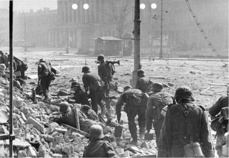 Niemieckie oddziały na Placu Teatralnym w Warszawie, sierpień 1944 r. /Źródło: en.wikipedia/Bundesarchiv