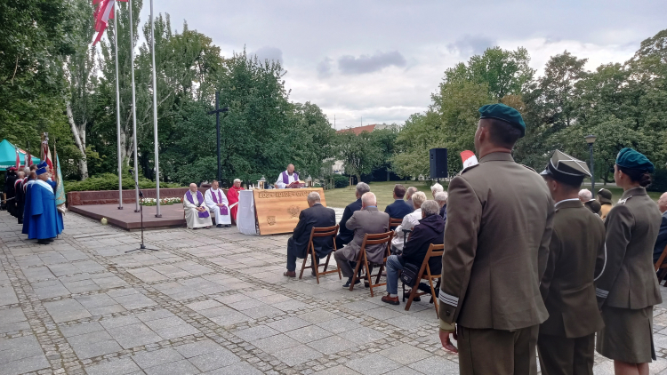 Uczestnicy uroczystości podczas mszy świętej. Fot. szuk/