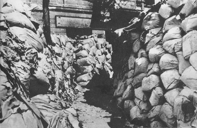 Barykada w Alejach Jerozolimskich. Fot. Edward Serwański "Życie w powstańczej Warszawie. Sierpień-wrzesień 1944" Warszawa 1965.