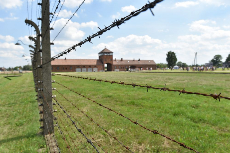 B. niemiecki obóz zagłady Auschwitz II-Birkenau. Fot. PAP/J. Bednarczyk