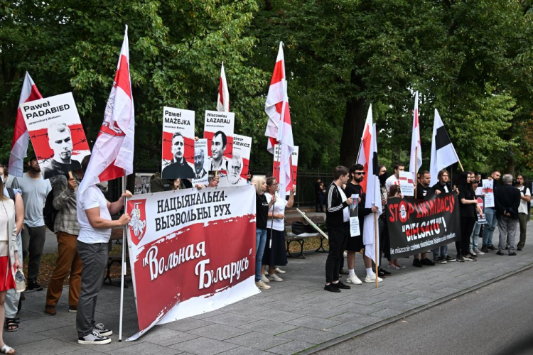 Protest przed kancelarią premiera RP zorganizowany przez białoruską diasporę w obronie Telewizji Biełsat. Warszawa, 08.08.2024. Fot. PAP/R. Pietruszka