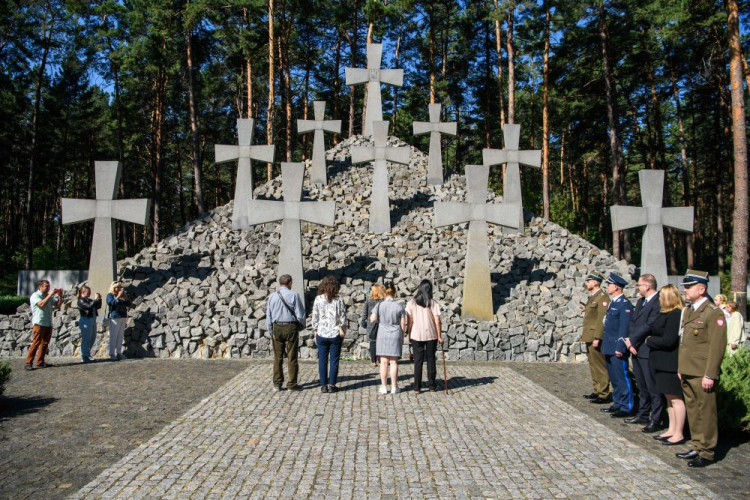 Obchody Święta Wojska Polskiego: złożenie kwiatów i zapalenie zniczy na Polskim Cmentarzu Wojennym w Kijowie-Bykowni. 15.08.2024. Fot. PAP/V. Musiienko