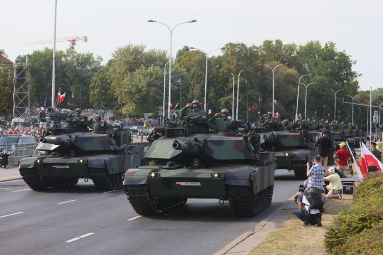 Defilada z okazji Święta Wojska Polskiego na Wisłostradzie w Warszawie. Fot. PAP/L. Szymański