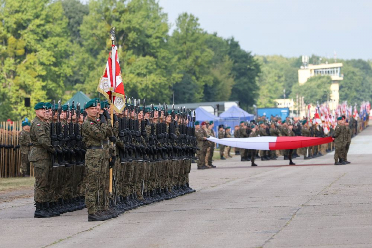 Zgrupowanie pododdziałów pieszych do defilady z okazji Święta Wojska Polskiego na Lotnisku Warszawa-Babice. 09.08.2024. Fot. PAP/P. Supernak