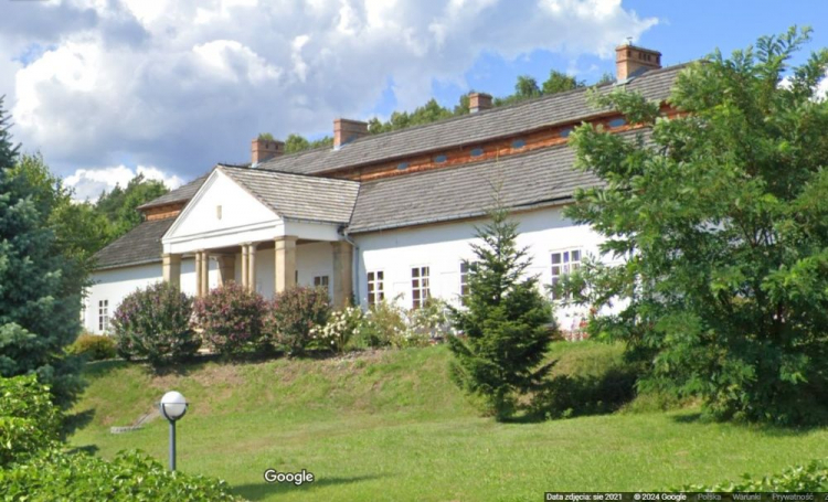 Dwór z Drogini, Muzeum Małopolski Zachodniej w Wygiełzowie. Źródło: Google Maps – Street View