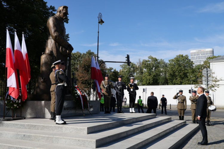 Prezydent RP Andrzej Duda (P) złożył wieniec przed pomnikiem Marszałka Józefa Piłsudskiego przed Belwederem. Warszawa, 15.08.2024. Fot. PAP/P. Supernak