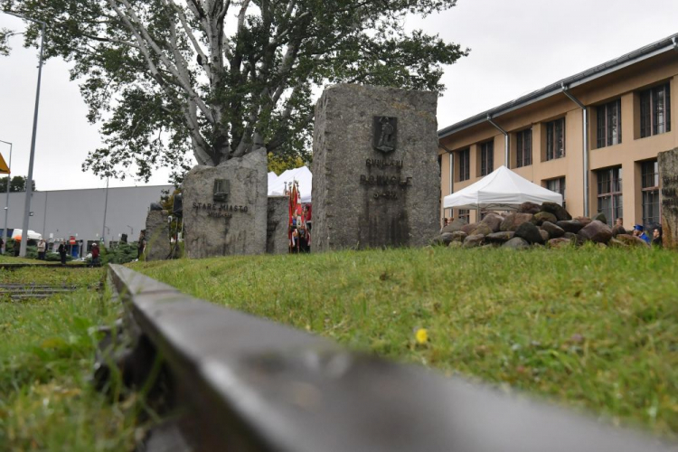 Uroczystości pod pomnikiem „Tędy przeszła Warszawa”, w ramach obchodów Dnia Pamięci Więźniów Obozu Dulag 121 i Niosących Im Pomoc w Pruszkowie. 2023 r. Fot. PAP/A. Lange