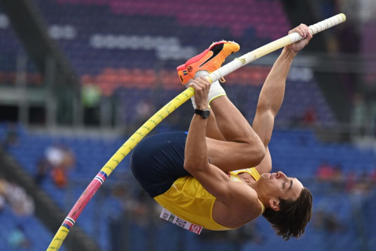 Szwed Armand Duplantis w eliminacjach skoku o tyczce podczas lekkoatletycznych mistrzostw Europy w Rzymie. 06.2024. Fot. PAP/A. Warżawa
