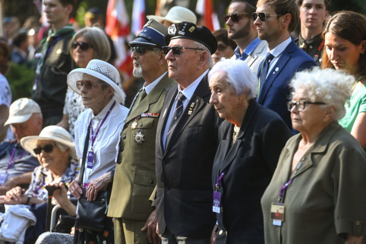 Obchody 80. rocznicy wybuchu powstania warszawskiego: uczestniczka Powstania Warszawskiego Janina Jankowska ps. Jasia (2P), skarbnik Związku Powstańców Warszawskich, prezes Zarządu Głównego Światowego Związku Żołnierzy Armii Krajowej Bogdan Bartnikowski (3P) i powstaniec warszawski Jan Witkowski (4P) na uroczystości przed pomnikiem Gloria Victis na terenie kwater powstańczych na Cmentarzu Wojskowym na Powązkach w Warszawie. Fot. PAP/P. Nowak