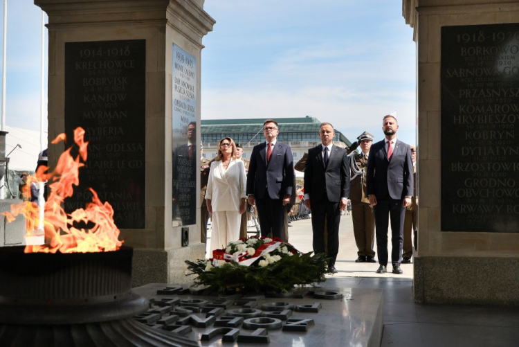 Prezydent RP Andrzej Duda (2P), marszałek Senatu Małgorzata Kidawa-Błońska (L), wicepremier, minister obrony narodowej Władysław Kosiniak-Kamysz (P) i marszałek Sejmu Szymon Hołownia (2L) na uroczystej zmianie posterunku honorowego przed Grobem Nieznanego Żołnierza. Warszawa, 15.08.2024. Fot. PAP/P. Supernak