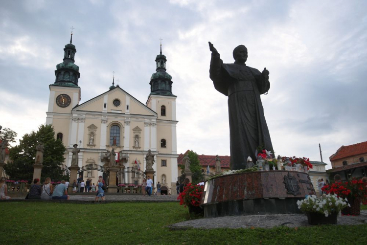 Wierni podczas centralnych uroczystości odpustowych Wniebowzięcia NMP w Sanktuarium Pasyjno-Maryjnym w Kalwarii Zebrzydowskiej. 2021 r. Fot. PAP/Ł. Gągulski