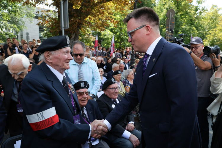 Obchody 80. rocznicy wybuchu powstania warszawskiego: marszałek Sejmu Szymon Hołownia (P) i prezes Zarządu Głównego Światowego Związku Żołnierzy Armii Krajowej Janusz Komorowski (L) na uroczystości przy Pomniku Polskiego Państwa Podziemnego i Armii Krajowej w Warszawie. Fot. PAP/P. Supernak