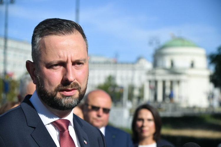 Wicepremier, minister obrony narodowej Władysław Kosiniak-Kamysz na konferencji prasowej przed pomnikiem Wincentego Witosa w Warszawie. Fot. PAP/R. Pietruszka