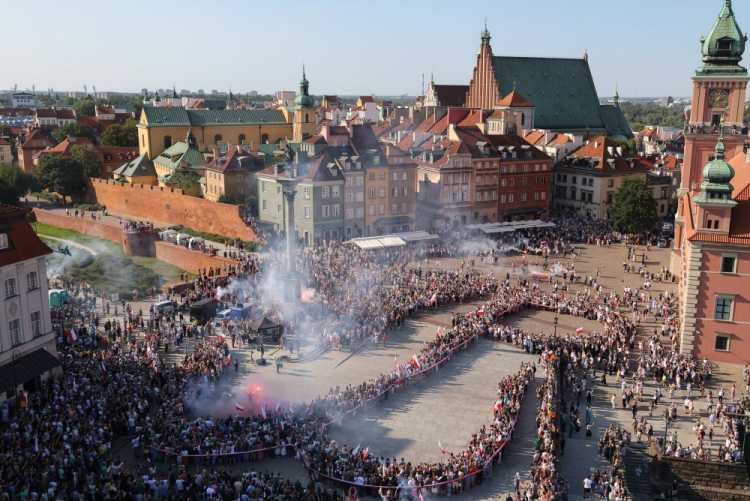 Obchody 80. rocznicy wybuchu powstania warszawskiego: ludzie utworzyli symbol Polski Walczącej na pl. Zamkowym w godzinę "W" w Warszawie w ramach akcji społecznej pn. Żywy Znak dla Powstania Warszawskiego. Fot. PAP/P. Supernak