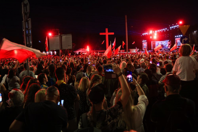 Obchody 80. rocznicy wybuchu powstania warszawskiego: wydarzenie „Warszawiacy śpiewają (nie)zakazane piosenki” na pl. Piłsudskiego w Warszawie. Fot. PAP/S. Pulcyn