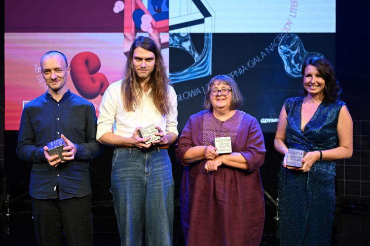 Od lewej: Grzegorz Bogdał, Wojciech Kopeć, Iwona Zimnicka, Marta Baron-Milian podczas gali wręczenia 19. Nagrody Literackiej Gdynia. Fot. PAP/M. Gadomski