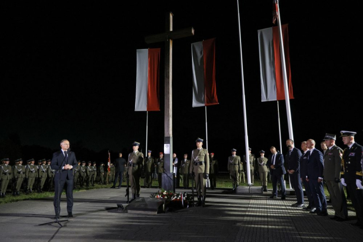 Prezydent RP Andrzej Duda (L) podczas Apelu Pamięci przed Pomnikiem – Krzyżem upamiętniającym miejsce śmierci ks. mjr. Ignacego Skorupki. Ossów, 14.08.2024. Fot. PAP/P. Supernak